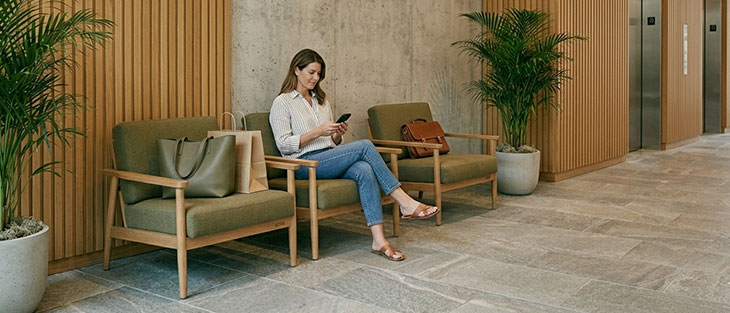 【機能的なおもてなし】荷物置きにもなるコンパクトチェア