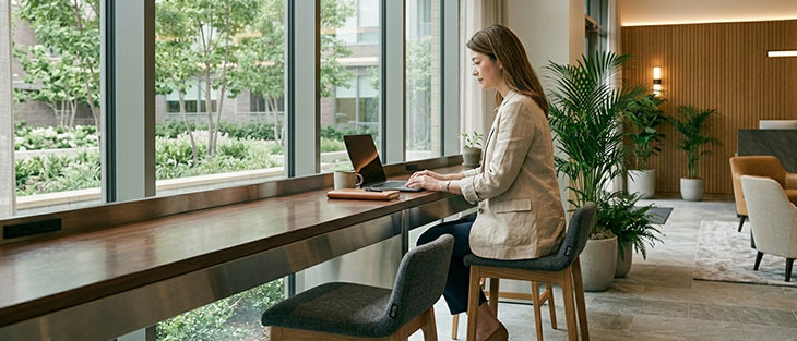 【多様なライフスタイル】ノマドワークを支えるハイチェア