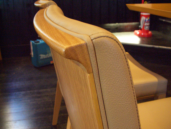 木の質感を大切にした木製椅子